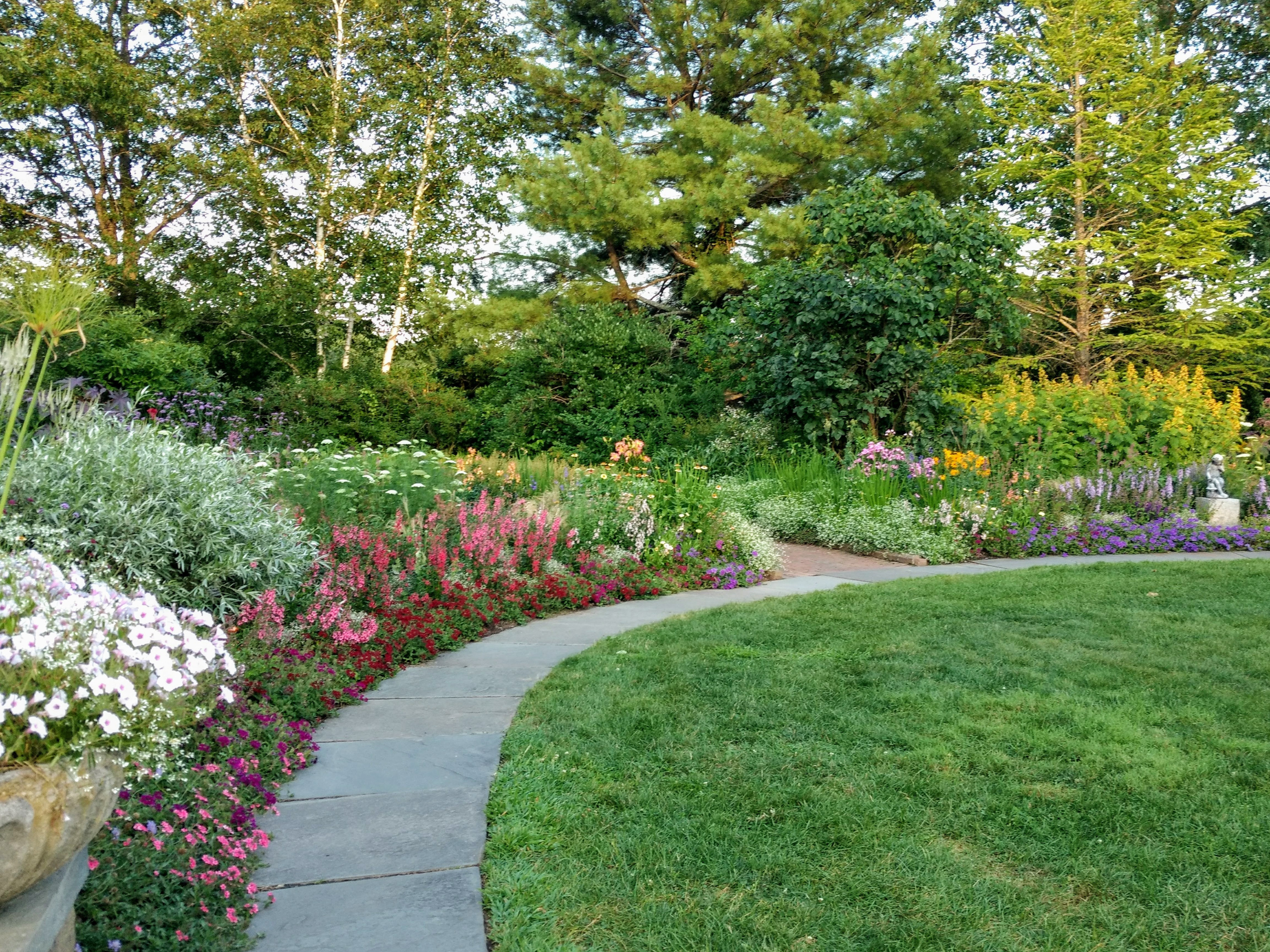 Благоустройство участка частного дома в Мариуполе и Донецкая область